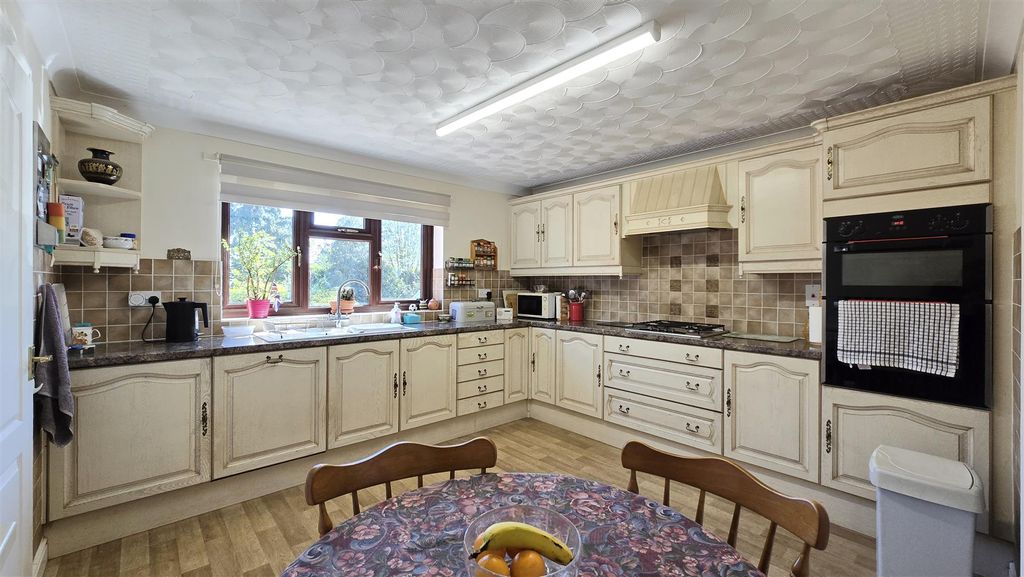 Property photo 2 of 23 Kitchen/Diner