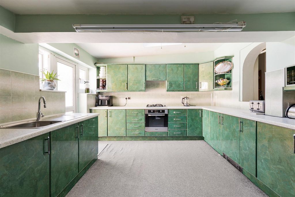 Property photo 3 of 22 Dunlace Road, E5