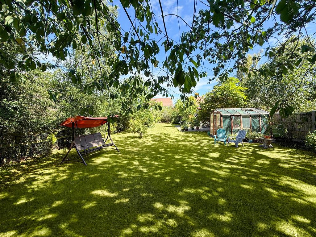 Property photo 3 of 26 Garden
