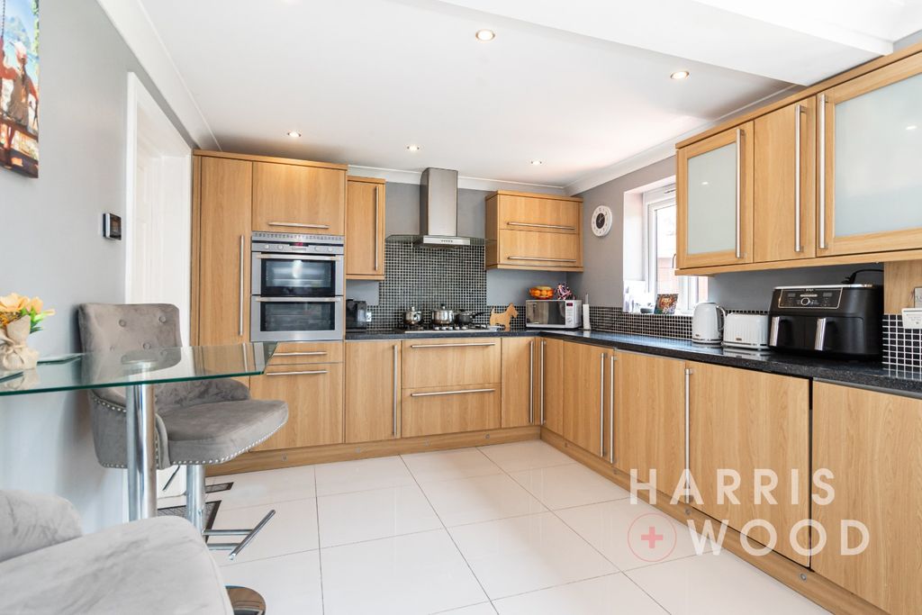 Property photo 2 of 28 4263173