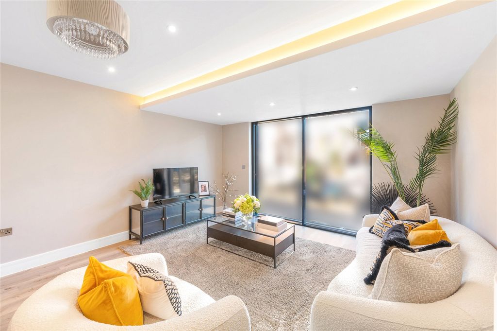 Property photo 2 of 8 Picture No. 12