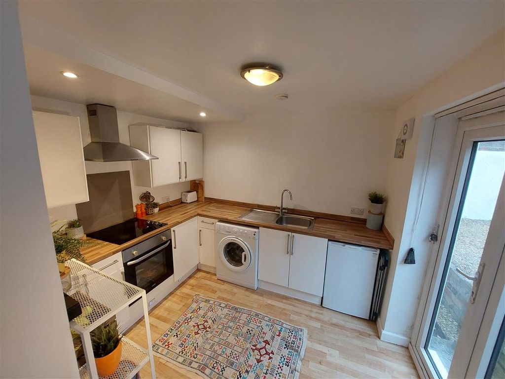 Property photo 3 of 8 Kitchen