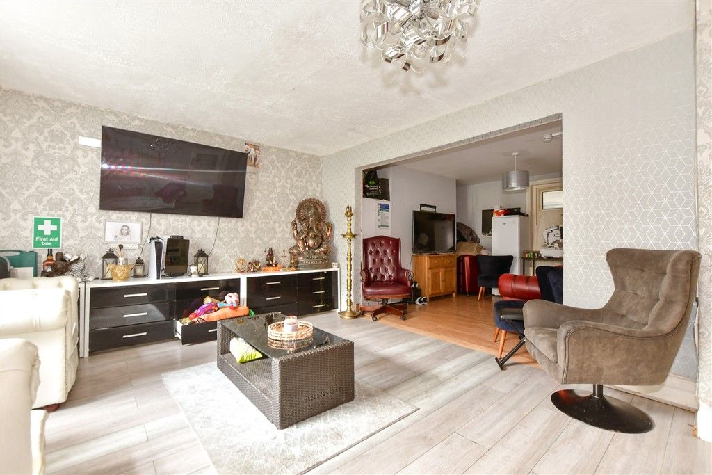 Property photo 3 of 11 Lounge