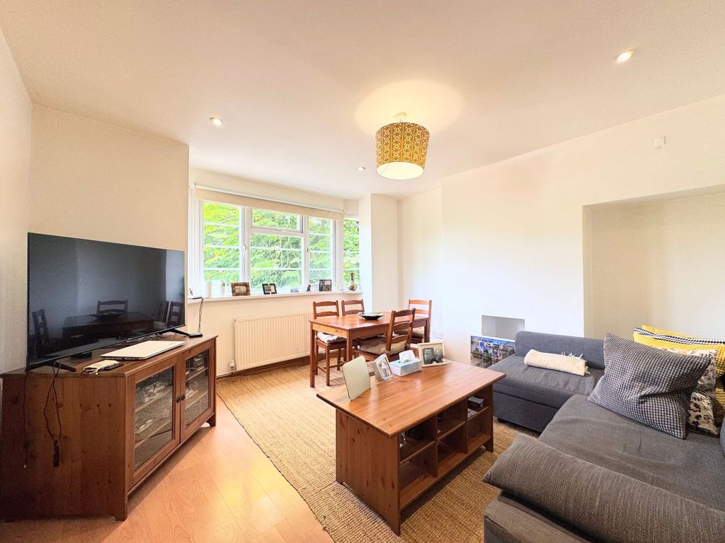Property photo 1 of 11 Lounge/Dining Area