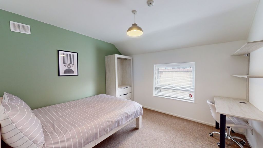 Property photo 3 of 14 A Bright And Inviting Double Bedroom Featuring A S...