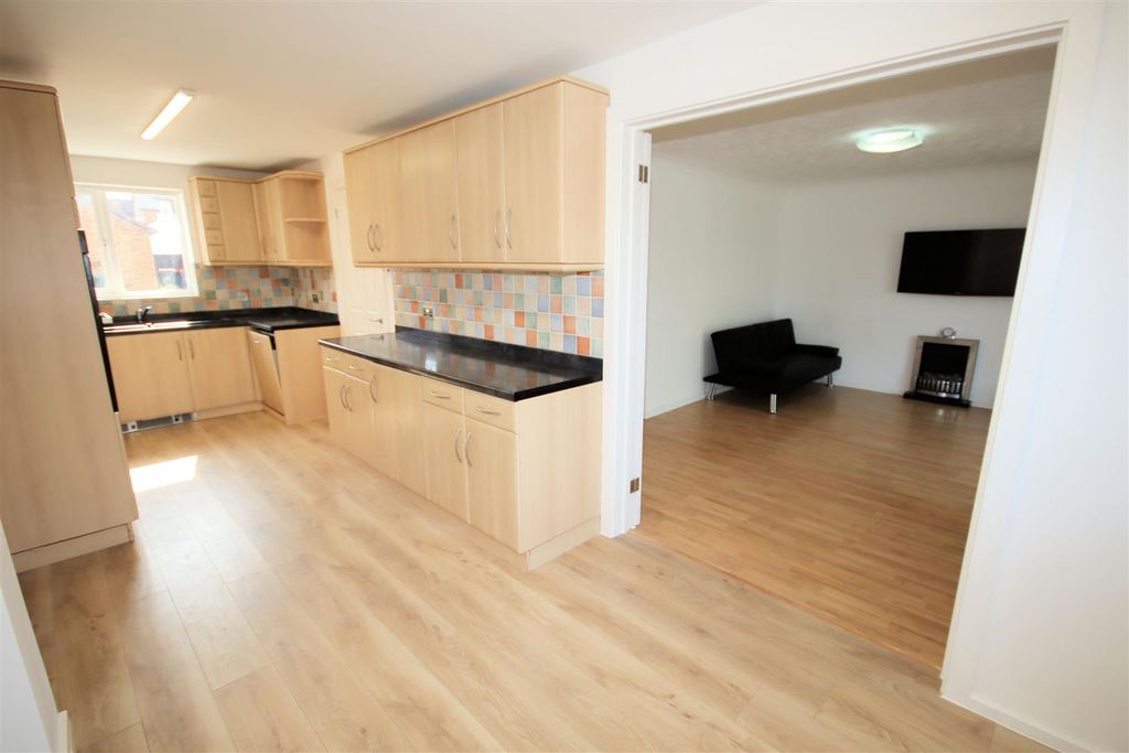 Property photo 3 of 30 Kitchen/Dining Room