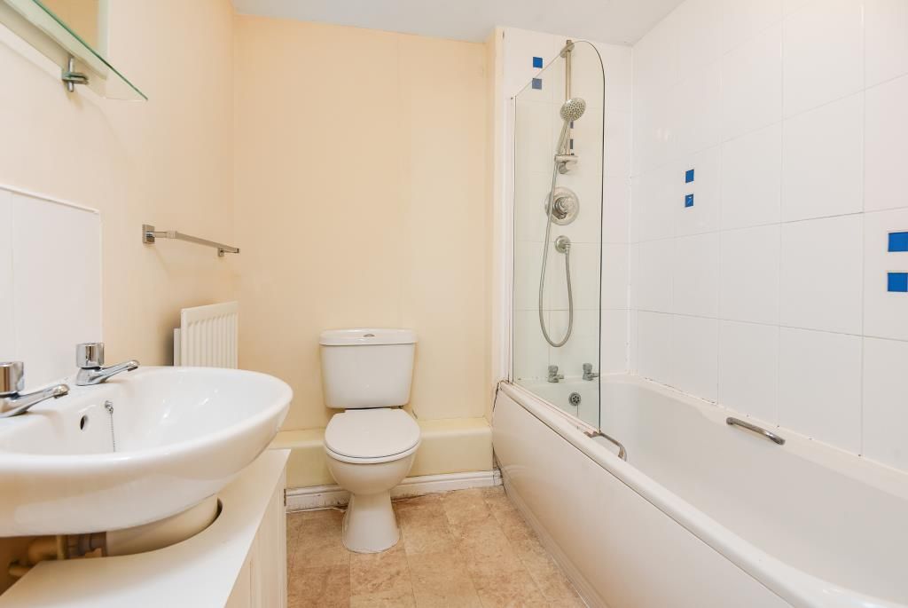 Property photo 2 of 10 Bathroom