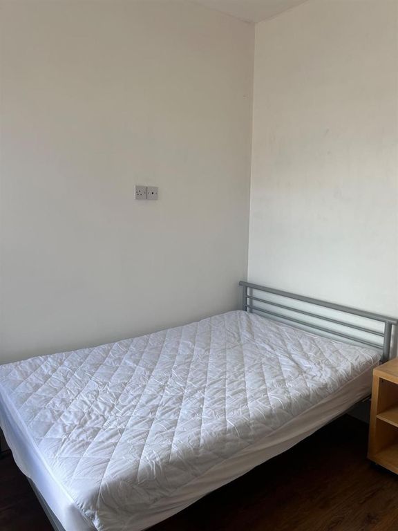 Property photo 2 of 12 A Clean And Simple Student Bedroom Featuring A Sin...