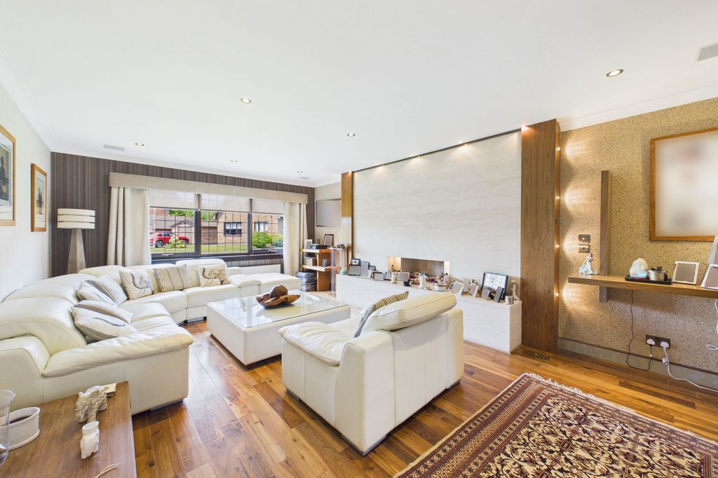 Property photo 2 of 46 Lounge Angle 1
