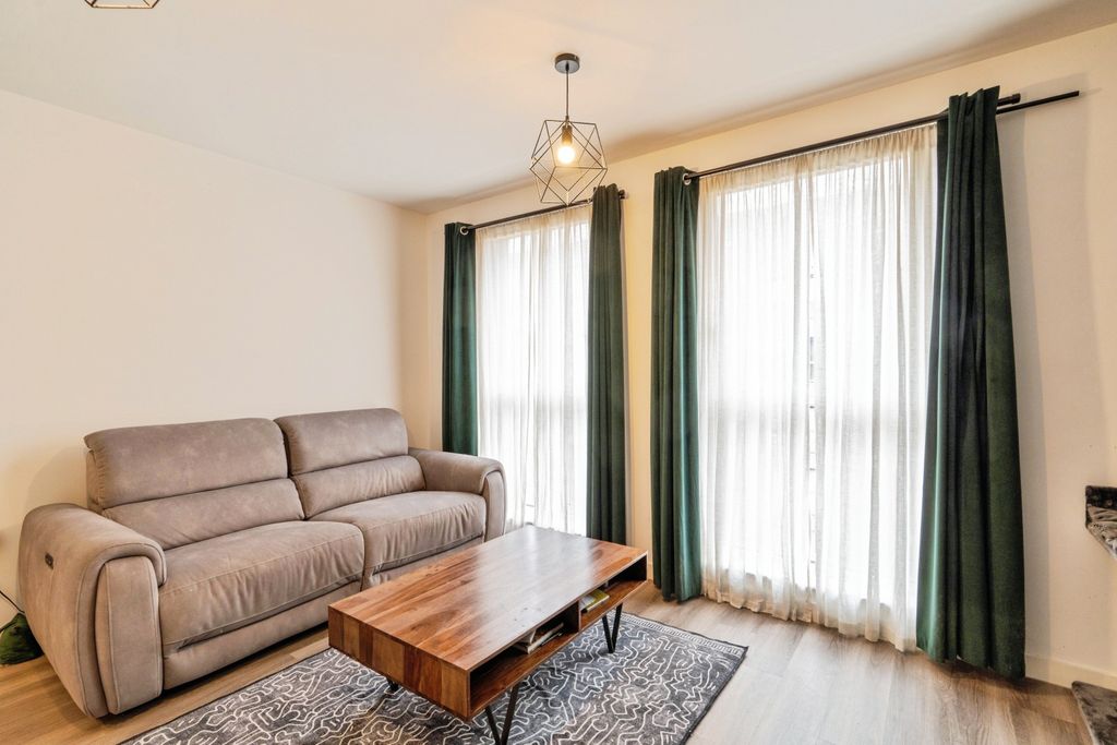 Property photo 3 of 21 Lounge