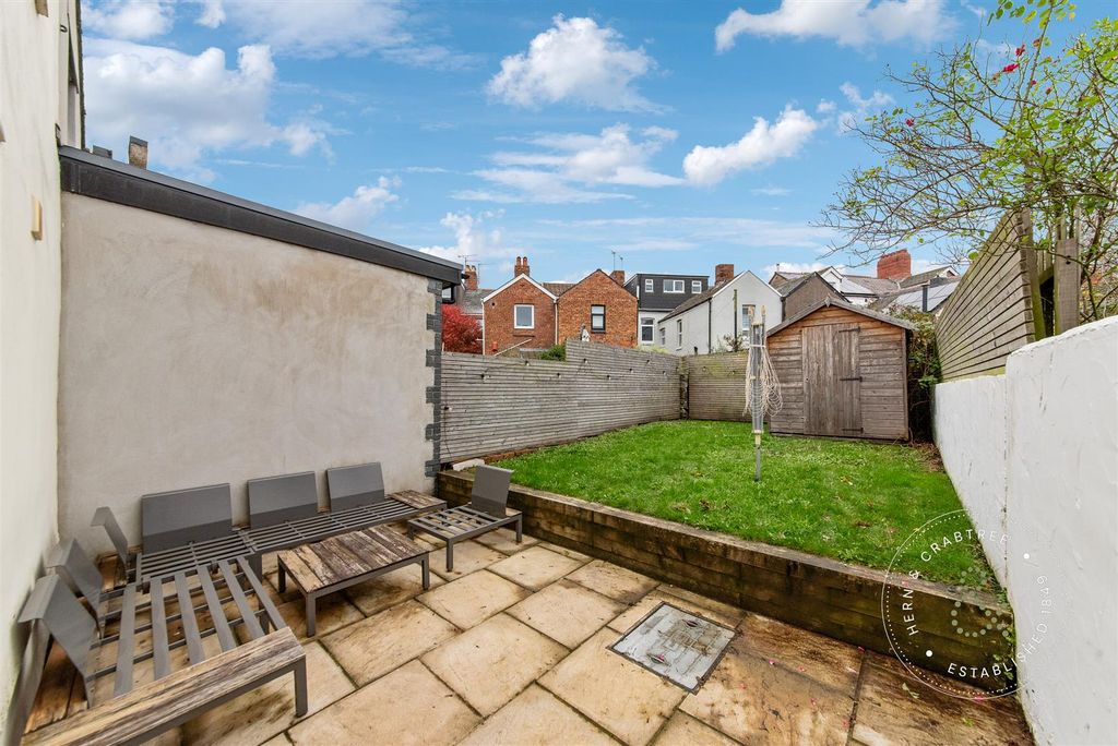 Property photo 3 of 29 Clive-Road-25.Jpg