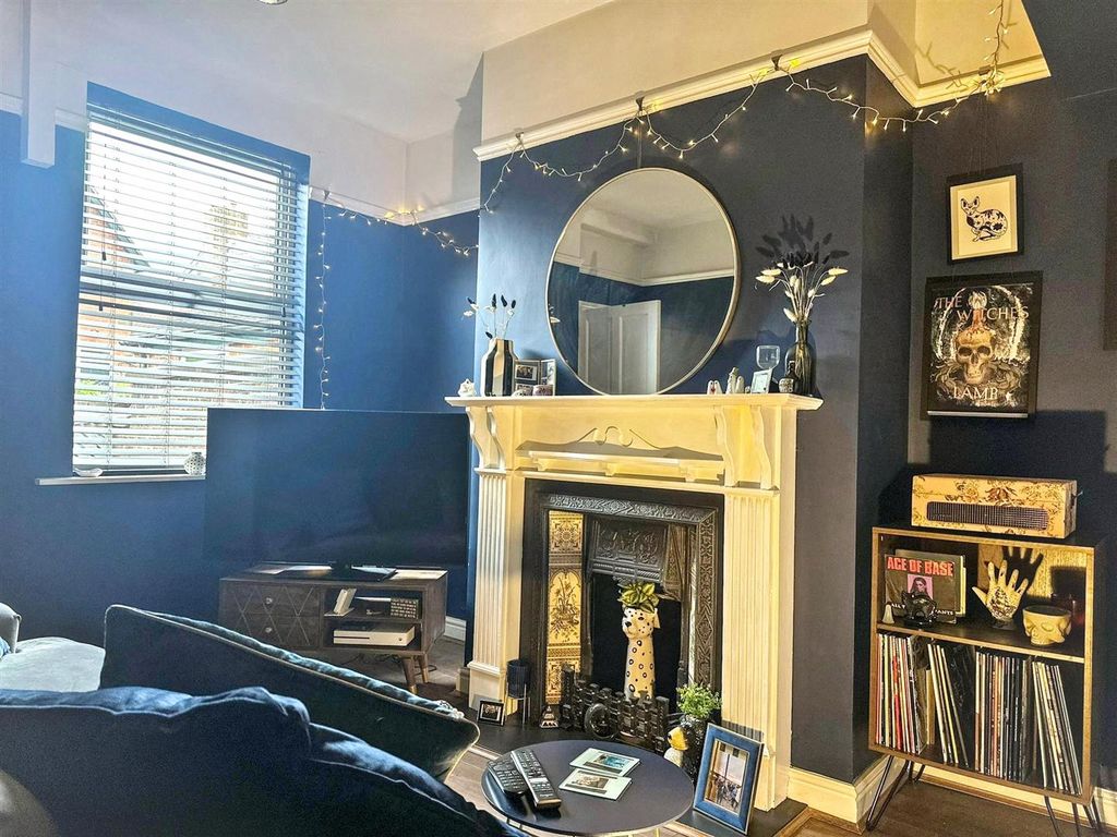 Property photo 3 of 26 Lounge