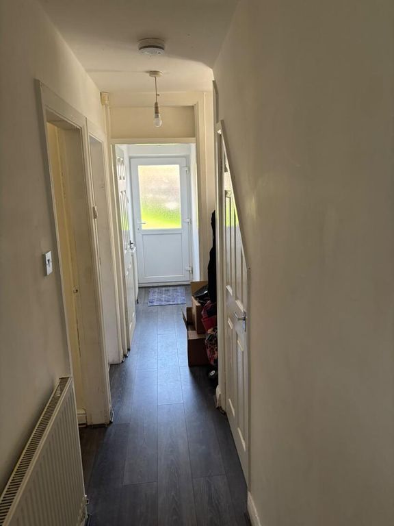 Property photo 2 of 11 Hallway