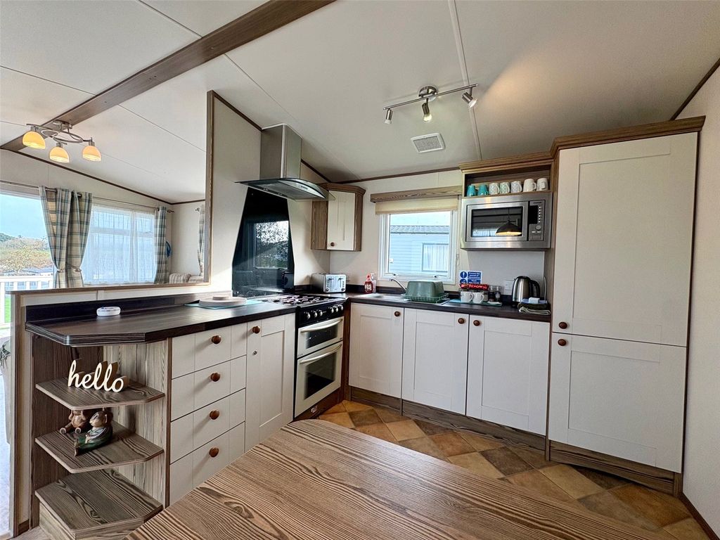 Property photo 3 of 17 Kitchen