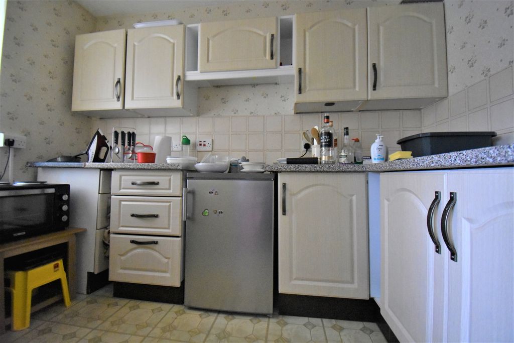 Property photo 3 of 10 Kitchen