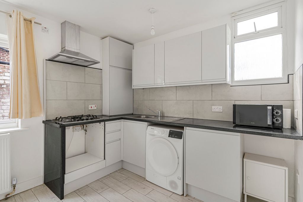 Property photo 3 of 16 Reception/Kitchen