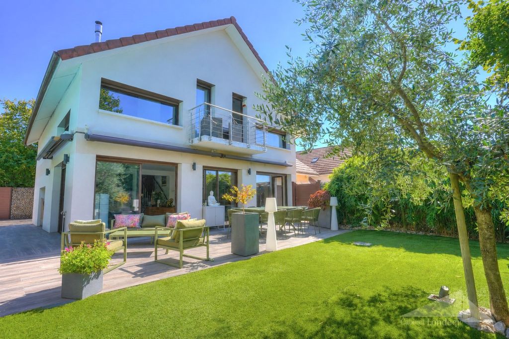 Property photo 1 of 17 Six-Room House For Sale - Prévessin-Moëns
