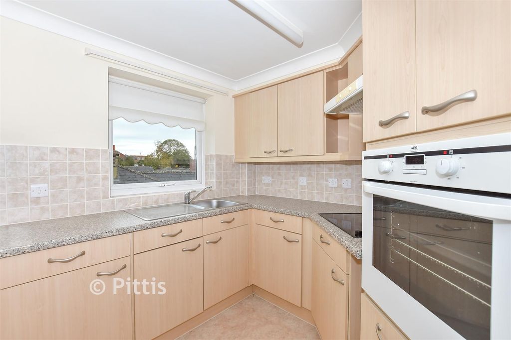 Property photo 3 of 9 Kitchen