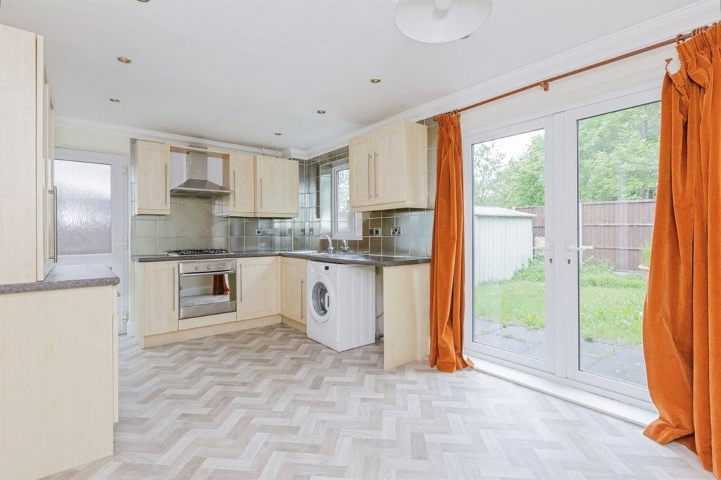 Property photo 3 of 10 Kitchen
