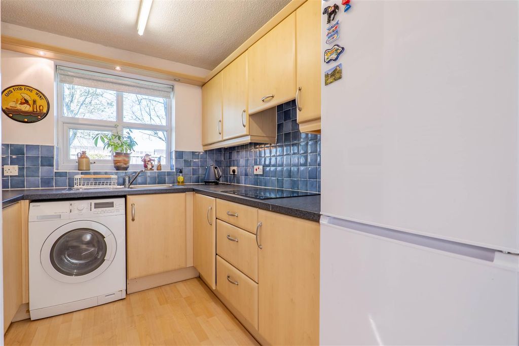 Property photo 3 of 17 Kitchen