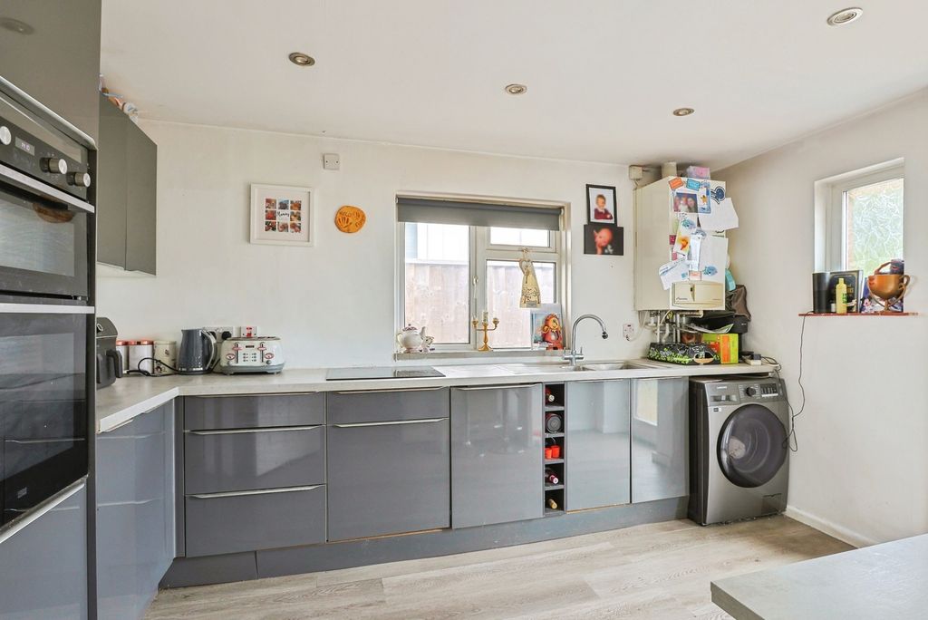 Property photo 3 of 16 Kitchen