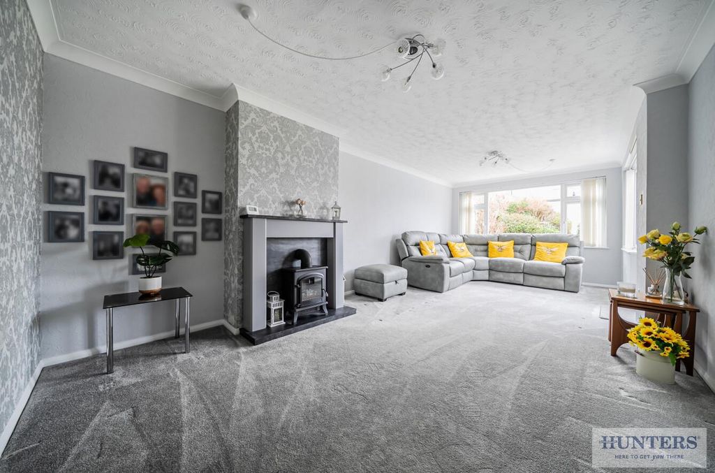 Property photo 2 of 19 Extended Lounge