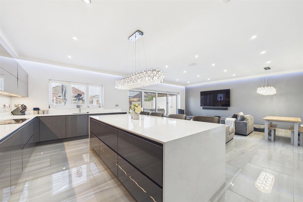 Property photo 2 of 23 Cam03736G0-Pr0255-Still028.Jpg