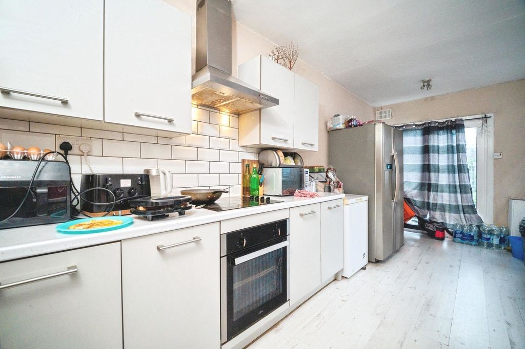 Property photo 2 of 12 Kitchen