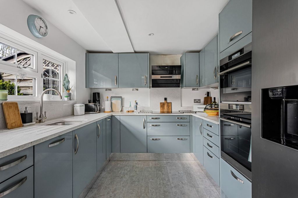 Property photo 3 of 24