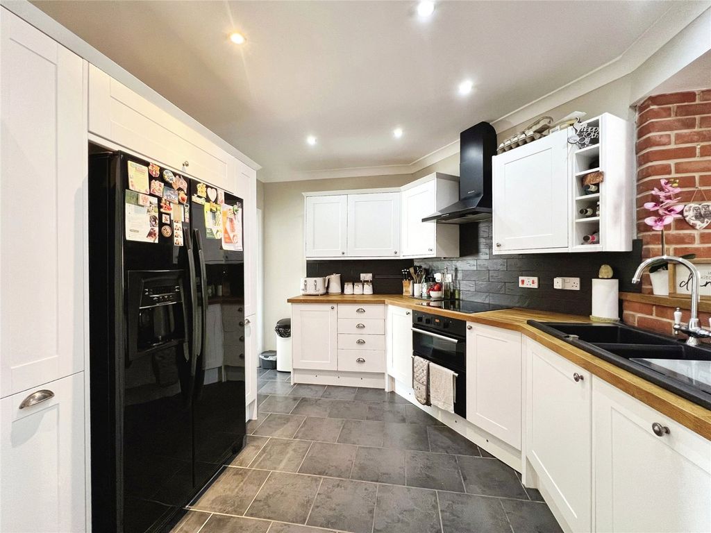 Property photo 2 of 18 Picture No. 12
