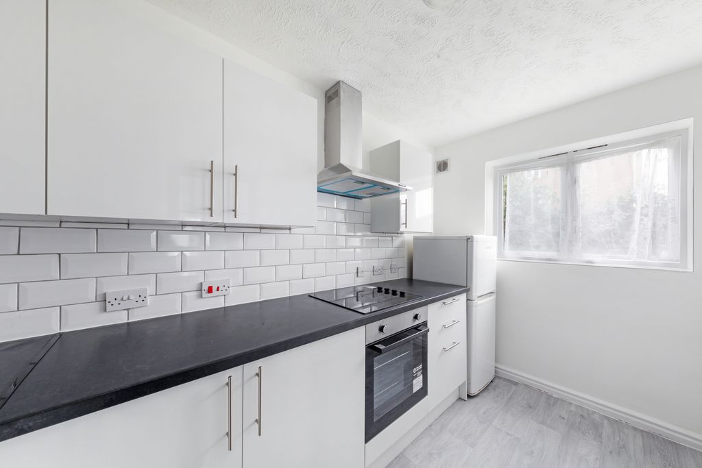 Property photo 1 of 11 Kitchen