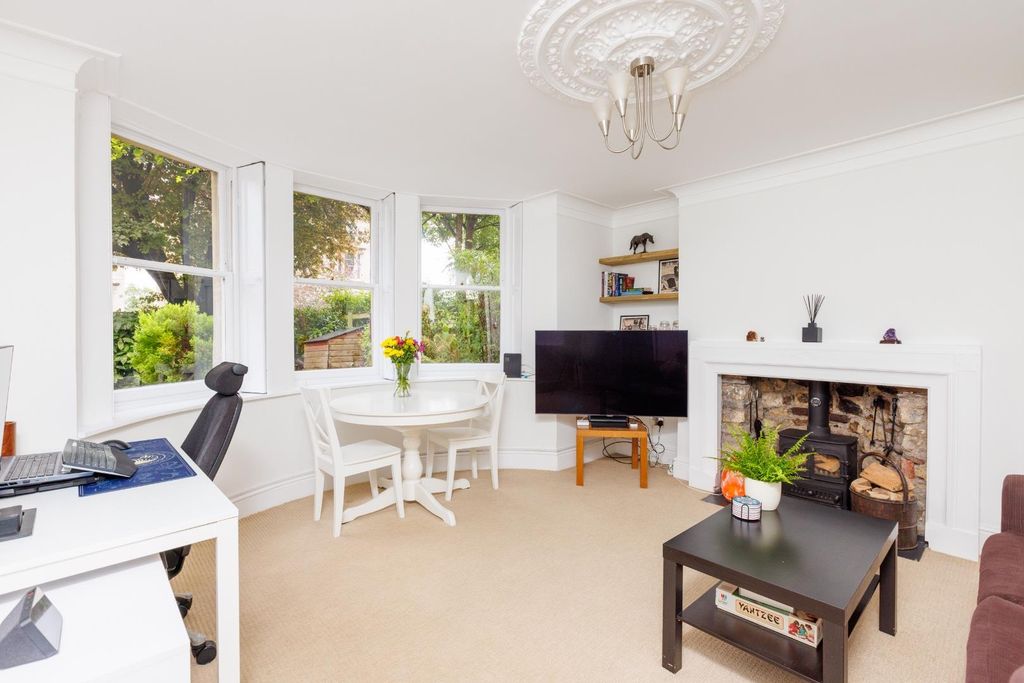 Property photo 3 of 22 Basement Flat 6 Cotham Grove-15.Jpg