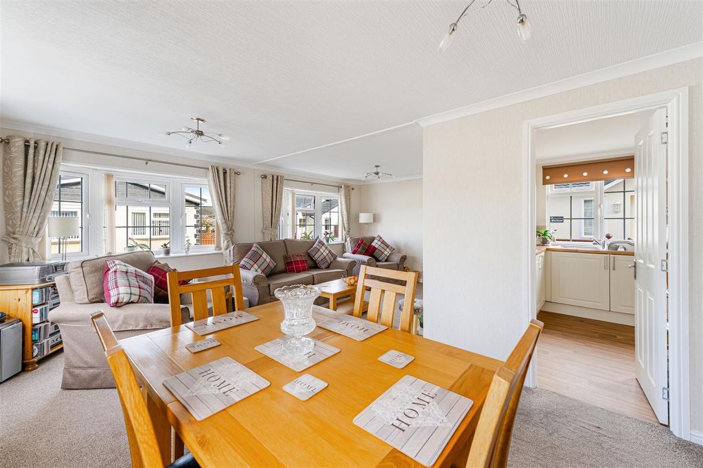 Property photo 3 of 14 Lounge/Diner