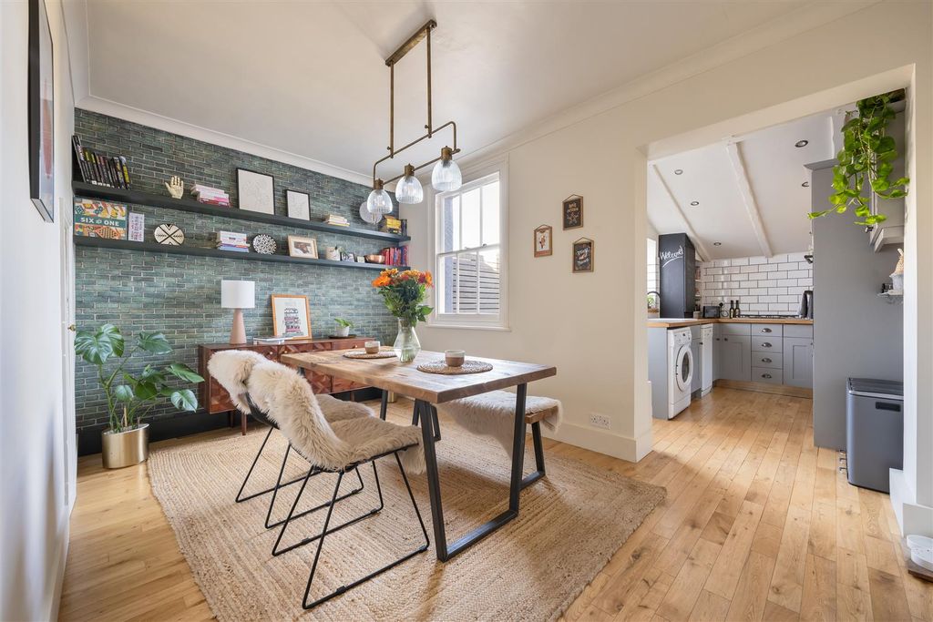 Property photo 2 of 26 Cowley Road, E11