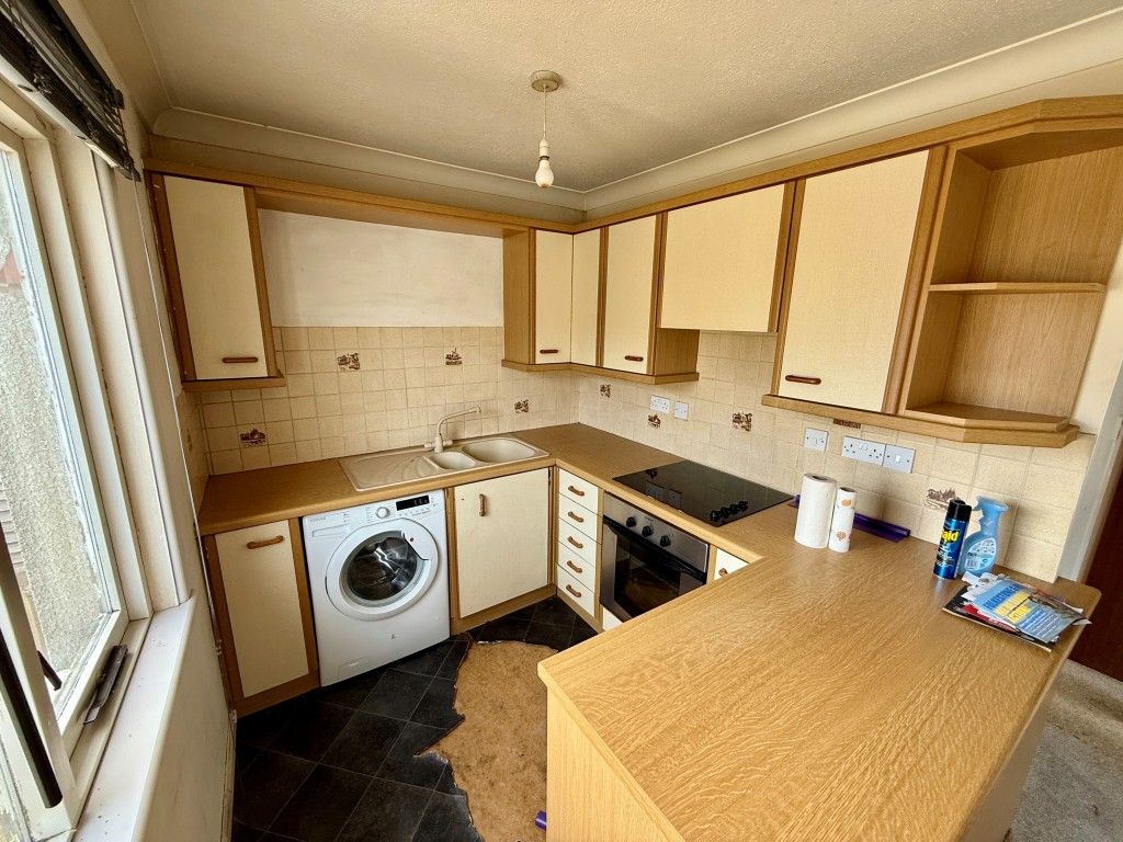 Property photo 3 of 8 Kitchen