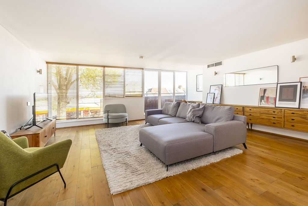 Property photo 1 of 13 Sheen-Road-0018