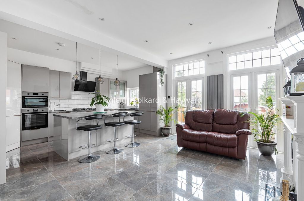 Property photo 2 of 14 Picture 2