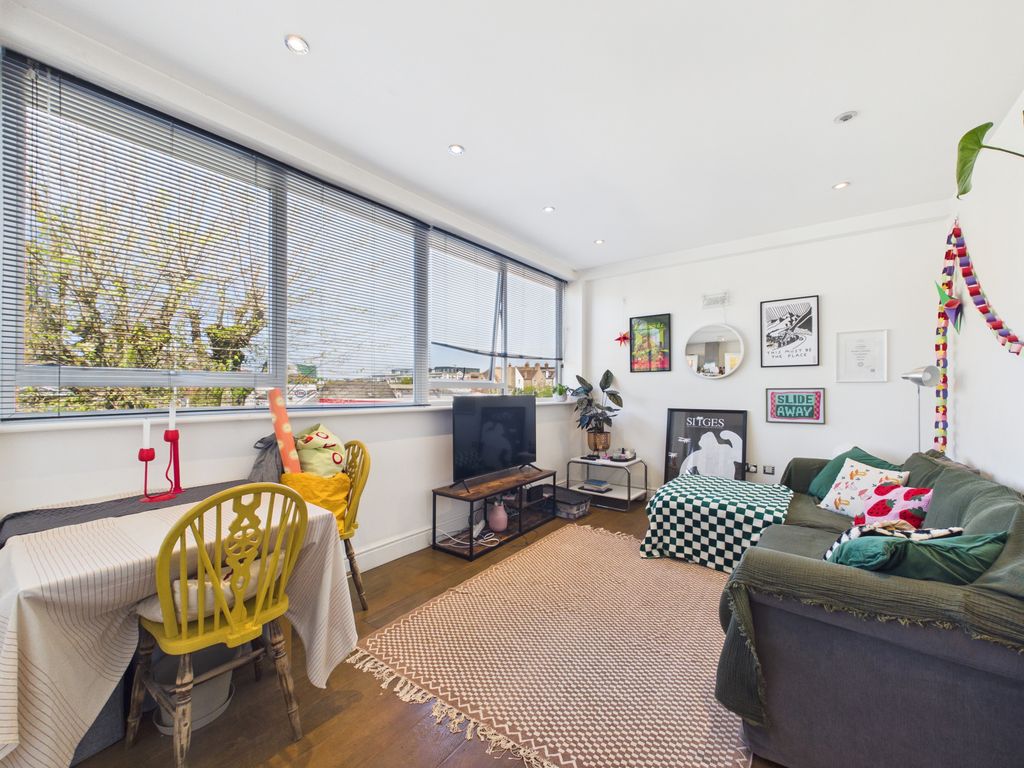 Property photo 1 of 6 Cam04693G0-Pr0113-Still013