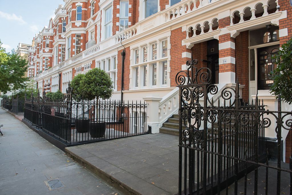 Property photo 1 of 12 Bolton Gardens 