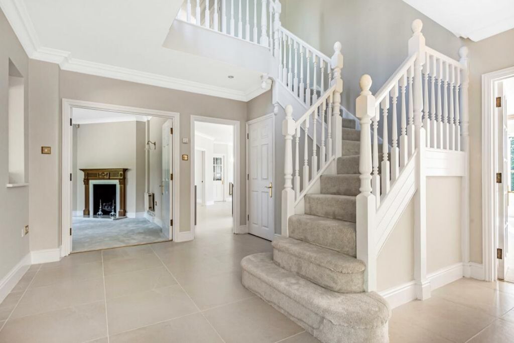 Property photo 2 of 12 Entrance Hall