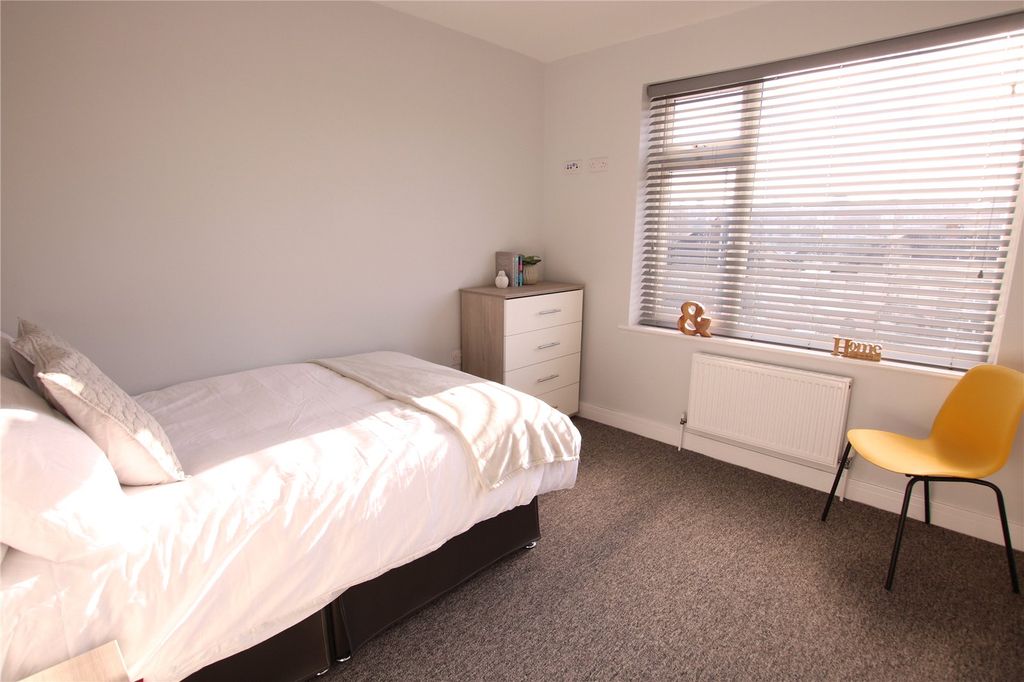 Property photo 2 of 6 Bedroom