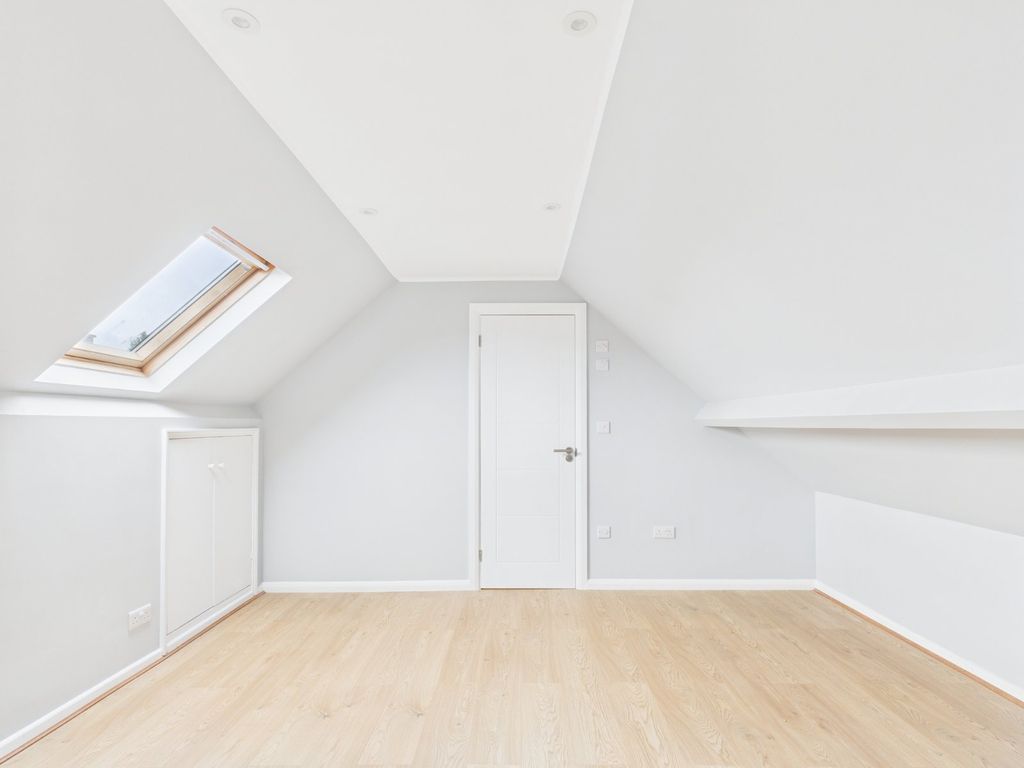 Property photo 2 of 18 Main Bedroom