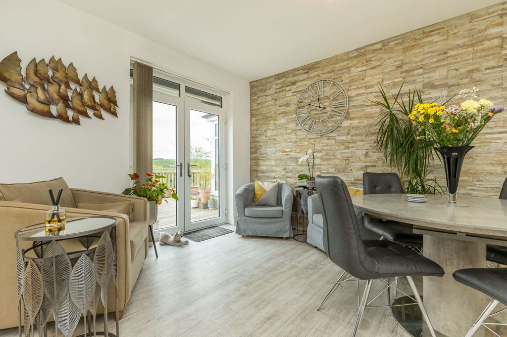 Property photo 3 of 25 Dining Kitchen