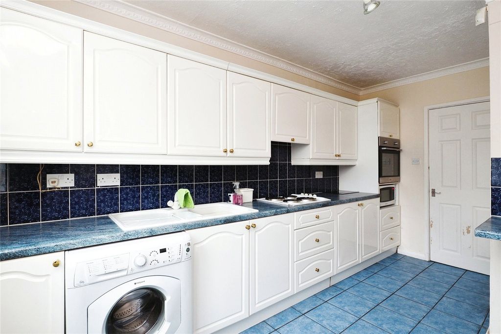 Property photo 2 of 17 Fitted Kitchen