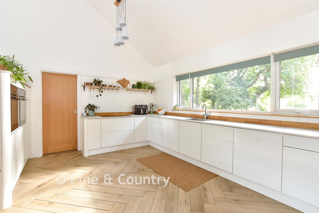 Property photo 3 of 18 Kitchen