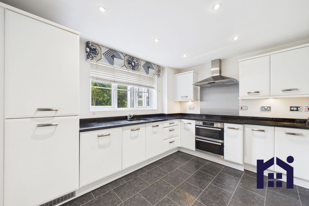 Property photo 3 of 27 Breakfast Kitchen