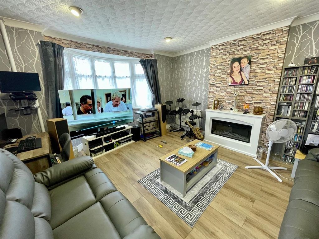 Property photo 2 of 11 25 Elmroyd Ave Lounge.Jpg