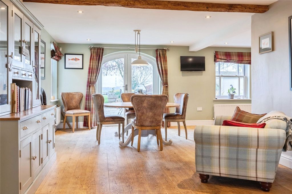 Property photo 2 of 31 Dining Area