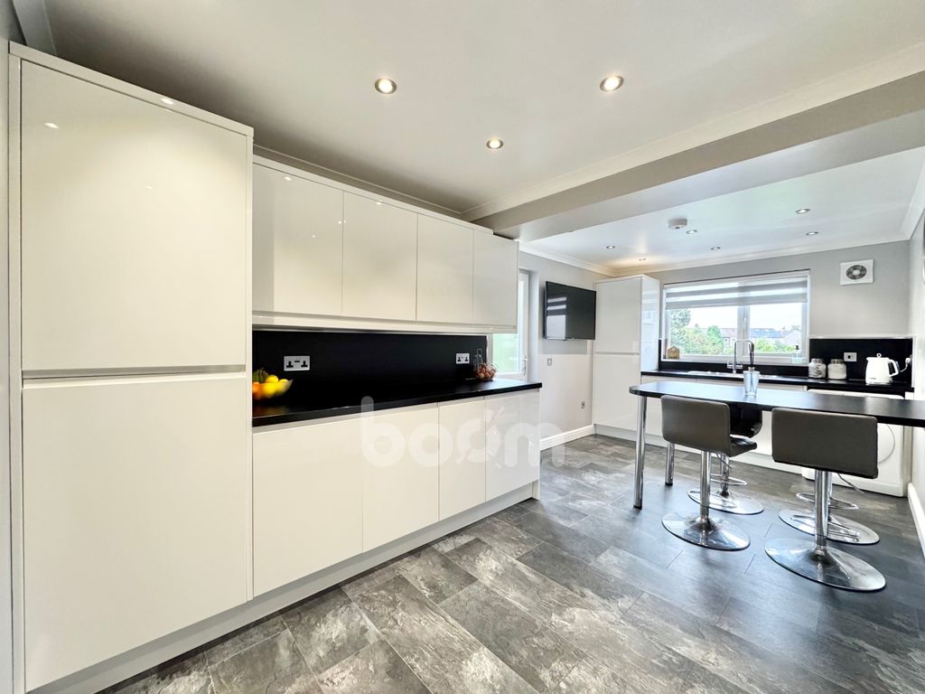 Property photo 3 of 26 Hillcrest Avenue, Paisley Kitchen