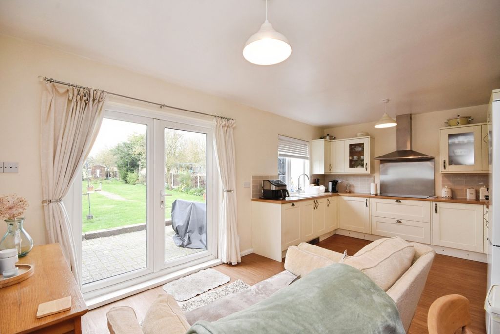 Property photo 2 of 18 Kitchen/Seating Area